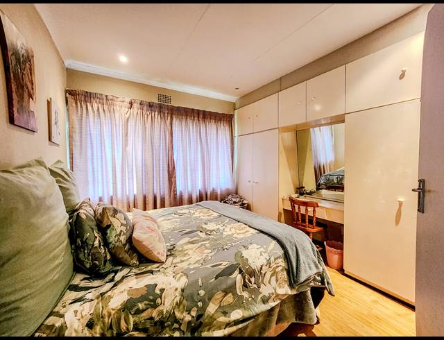 4 BEDROOM HOUSE FOR SALE IN CONSTANTIA KLOOF